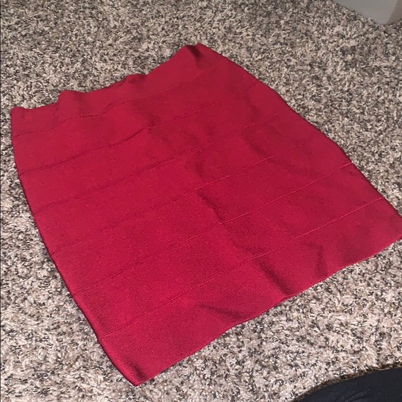 Red skirt with gold zipper - Picture 2 of 2